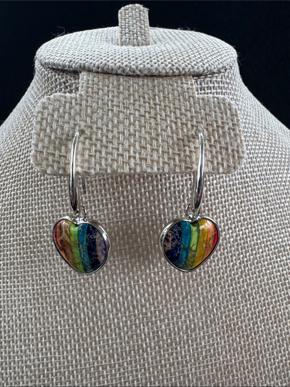 NWT Cape Diablo Silvertone Chakra Heart Earrings